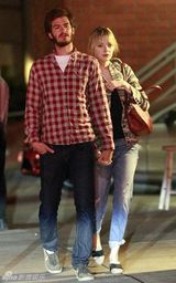 组图：小情侣艾玛与加菲咯咯笑欢乐躲狗仔