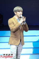 组图：神话李珉宇难忘炸鸡排 搞笑舞姿逗粉丝