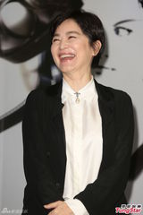 组图：林青霞返台风韵迷人 看曾经接吻镜头大笑