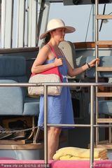 组图：伍迪艾伦携小35岁娇妻出游 妻凸肚疑怀孕