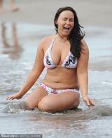 组图：巨乳女星比基尼肥肉外溢 水中摔倒似巨鲸