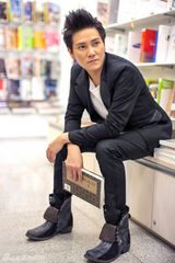 组图：丁子峻时尚街拍曝光尽显学院范儿