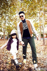 组图：王诗龄和爸爸拍温馨写真 父女亲嘴甜蜜