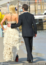 组图：希尔顿戛纳拍大片超低胸尽显风骚