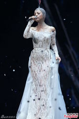 组图：丁当开唱险出事故 与徐佳莹女女亲吻