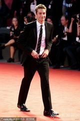 《巴尼的人生》首映 日本导演清水崇戴兔子头套抢镜