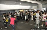 组图：周杰伦潘玮柏同机抵达拼人气