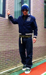 组图：蒲巴甲街拍LOOK运动外套搭配军旅风衬衣