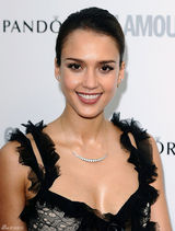 组图：杰西卡-阿尔芭低胸黑裙性感亮相