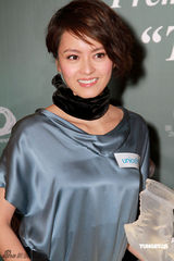 幻灯图：梁咏琪优雅装扮现身 知性气质不失妩媚