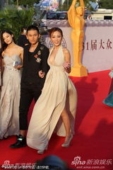 组图：香港嫩模何佩瑜喷血双球呼之欲出