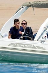 凯拉-奈特莉与老公度蜜月 痴缠紧贴当众热吻