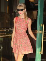 组图：斯威夫特大露背碎花裙出街 秀修长美腿