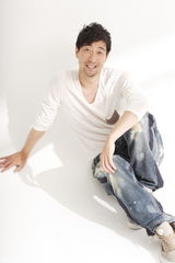 组图：王千源休闲写真 戏外亲民阳光