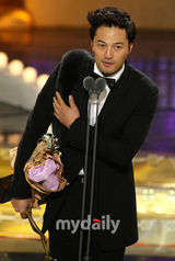 幻灯图：众星出席2009KBS电视台演艺大奖颁奖礼