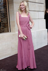 组图：克里斯汀-邓斯特粉红格子裙现身精品秀