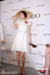 幻灯图：邓丽欣做活动享受按摩 尴尬微笑称很舒服