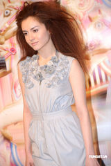 幻灯图集：乐基儿熊黛林等名模为服饰发布会走秀