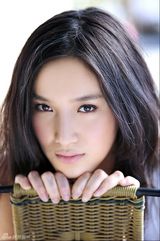 幻灯图：邹涵虹全新秋日写真 展邻家女孩清澈气息