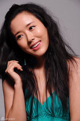 幻灯图：颜丹晨最新夏日清凉写真 挡不住的“绿色诱惑” 