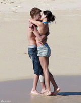 高清组图：贾斯汀和女友赛琳娜海滩激吻照曝光