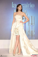 组图：吴佩慈亮相品牌代言礼裙别致优雅