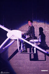 组图：王力宏小巨蛋开唱 “火力全开”大展才艺