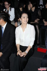 高清图：巩俐白衣黑裤亮相时装周 透露筹备新作