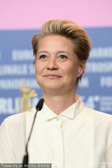 组图：柏林电影节众评委合影 梁朝伟微笑现身