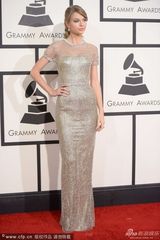 组图：56届格莱美红毯 泰勒透视麦当娜反串绅士