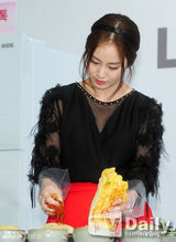 组图：金泰熙甜美站台 V领透视裙小秀性感