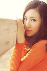 组图：刘梓妍杂志写真身姿曼妙  展现温婉迷人魅力