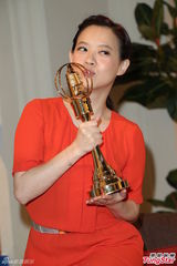 组图：曾宝仪亲吻迟来金钟奖 避谈父亲辞会长