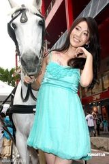 幻灯图：隋棠连衣裙亮相气质清新 性感乳沟微现