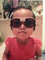 组图：齐秦小24岁娇妻曝光 2岁女儿粉嫩可爱