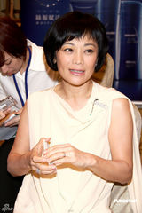 幻灯图：张艾嘉穿小洋装秀肌肤 再接代言高雅现身 