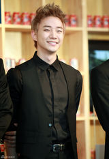 高清组图：韩组合2PM出席代言活动 穿正装帅气有型