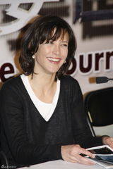 高清图：苏菲玛索上海宣传新片 跳上椅子供记者拍照