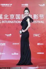 组图：周韦彤黑裙亮相红毯 大方秀背妩媚动人