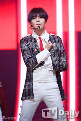 组图：SHINee打榜夺冠画花脸 朴志胤AOA性感　