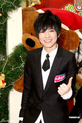 组图：张芸京香港办签唱会与歌迷亲密接触