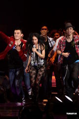 组图：莫文蔚提前穿白纱 卖性感与张亚东同台演出