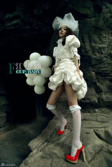 组图：江伊涵拍森林系写真 展典雅高贵气质