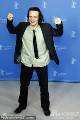 《除了我们还有谁》发布会 男星迪赫英伦范十足