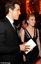 组图：斯嘉丽-约翰逊怀孕后公开亮相 笑容满面