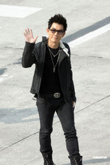 组图：任贤齐携新专辑《不信邪》开唱吸引歌迷 