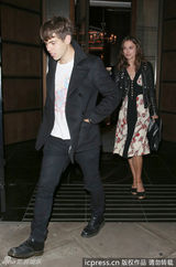 组图：奈特莉婚后首亮相晒钻戒 老公懒理狗仔