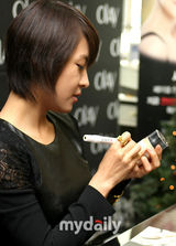 组图：河智苑出席化妆品签售活动 亲切为粉丝签名