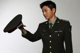 组图：马克全新阳刚写真 展现军人风范