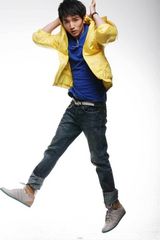 组图：国产美男许诺拍新写真 秋装大片动感十足